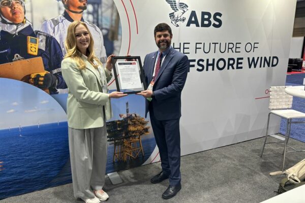 Fot. Photo Caption (L to R): While attending the International Partnering Forum (IPF) in New Orleans, Anastasija Kuprijanova, Amogy Director of Maritime Business Development, and Keegan Plaskon, ABS Director of Business Development, met for a presentation of the ABS NTQ Statement of Maturity.