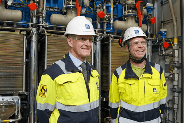 Fot. Norwegian Prime Minister Jonas Gahr Støre and Yara's CEO Svein Tore Holsether touring the renewable hydrogen plant in Herøya, Porsgrunn