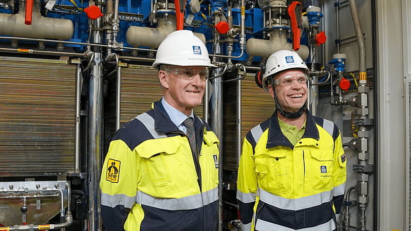 Fot. Norwegian Prime Minister Jonas Gahr Støre and Yara's CEO Svein Tore Holsether touring the renewable hydrogen plant in Herøya, Porsgrunn
