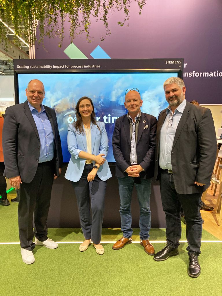 Fot. (L to R) Axel Lorenz, CEO of Process Automation at Siemens Digital Industries, Mariana Vaz Sigoli, Siemens Hydrogen Center of Competence, Jan Grimbrandt, CEO of Boson Energy and Liran Dor, CTO of Boson Energy / Boson-Energy-MoU-signing