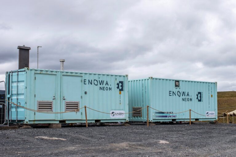 Fot. DUMFRIES AND GALLOWAY JULY 11: Enowa NEOM hydrogen power generators during the Hydro X-Prix on July 11, 2024 in Dumfries and Galloway. (Photo by Dom Romney / LAT Images)Extreme E 2024: Hydro X-Prix