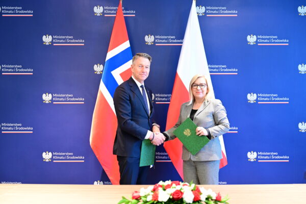 Ministra klimatu i środowiska Paulina Hennig-Kloska i minister energii Norwegii Terje Aasland podczas uroczystości podpisania deklaracji ws. polsko-norweskiej współpracy energetycznej.