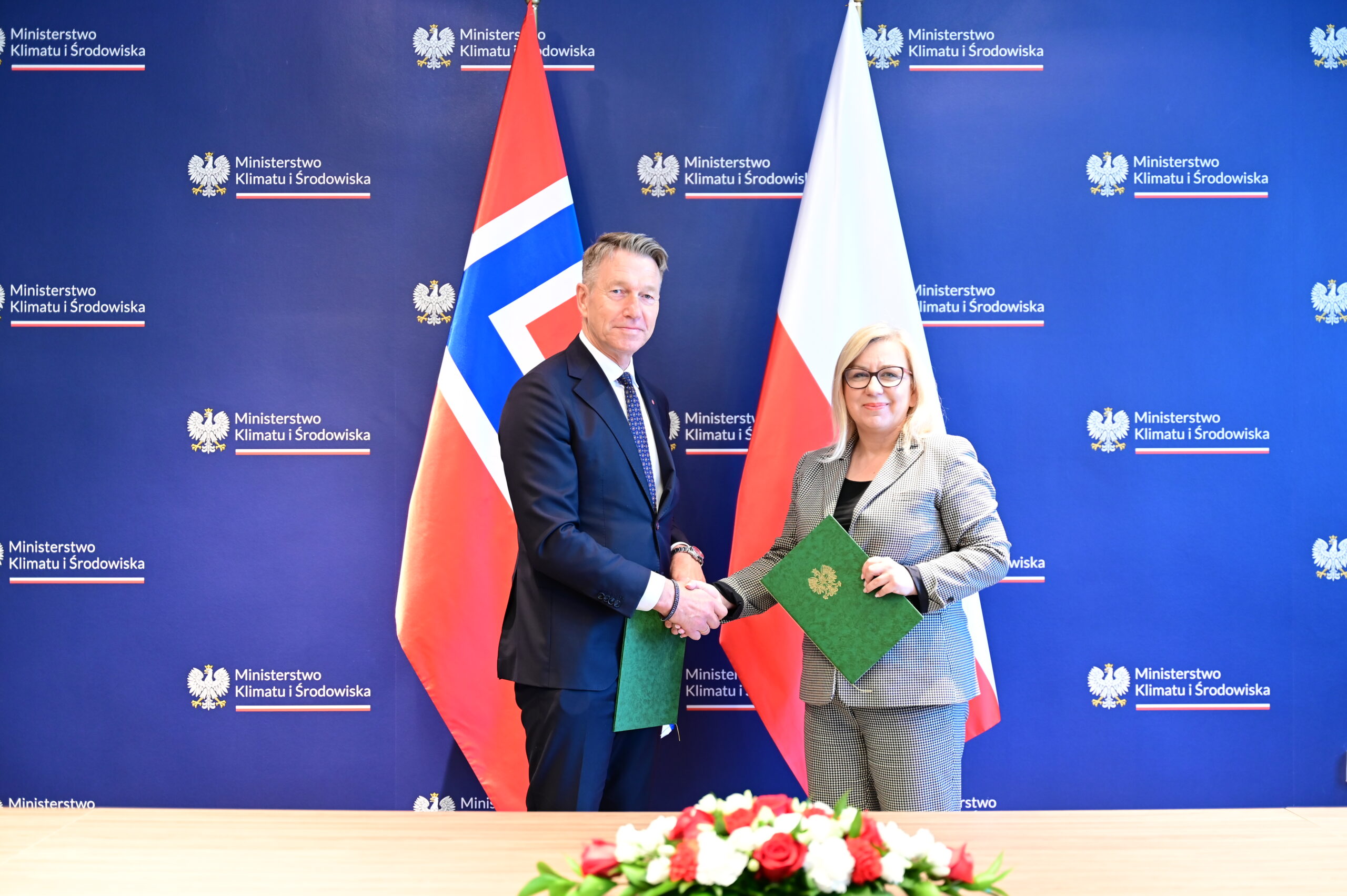 Ministra klimatu i środowiska Paulina Hennig-Kloska i minister energii Norwegii Terje Aasland podczas uroczystości podpisania deklaracji ws. polsko-norweskiej współpracy energetycznej.