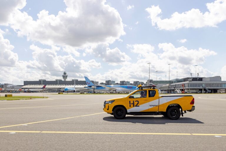 Wodorowy Hilux w służbie portu lotniczego Amsterdam Schiphol., fot. Toyota