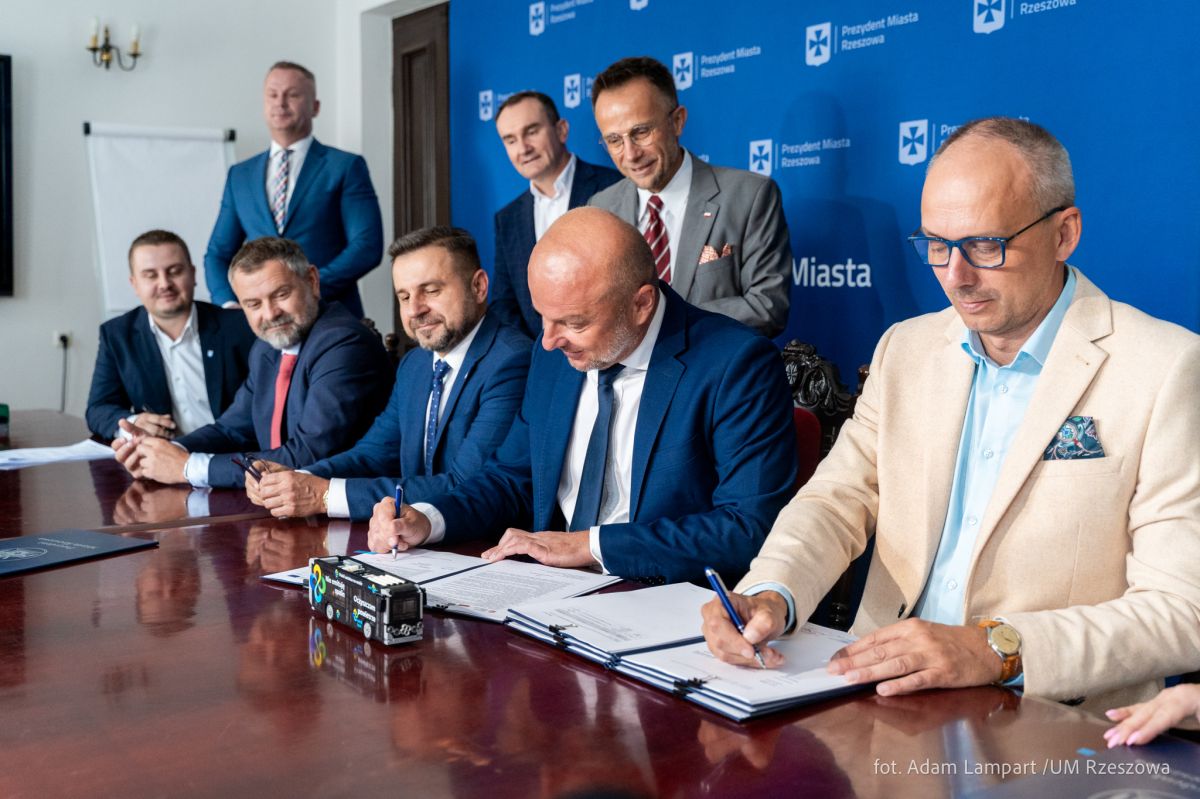 Zdjęcie z konferencji prasowej podczas, której Konrad Fijołek - Prezydent Rzeszowa podpisał umowę z firmą PAK-PCE Polski Autobus Wodorowy, fot. Adam Lampart, Urząd Miasta Rzeszowa