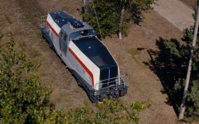 Lokomotywa SM42 6Dn jest manewrową lokomotywą 4-osiową z silnikami trakcyjnymi o mocy 4x180kW. Za wytwarzanie energii odpowiedzialne są dwa ogniwa wodorowe o mocy 85 kW, fot. PESA