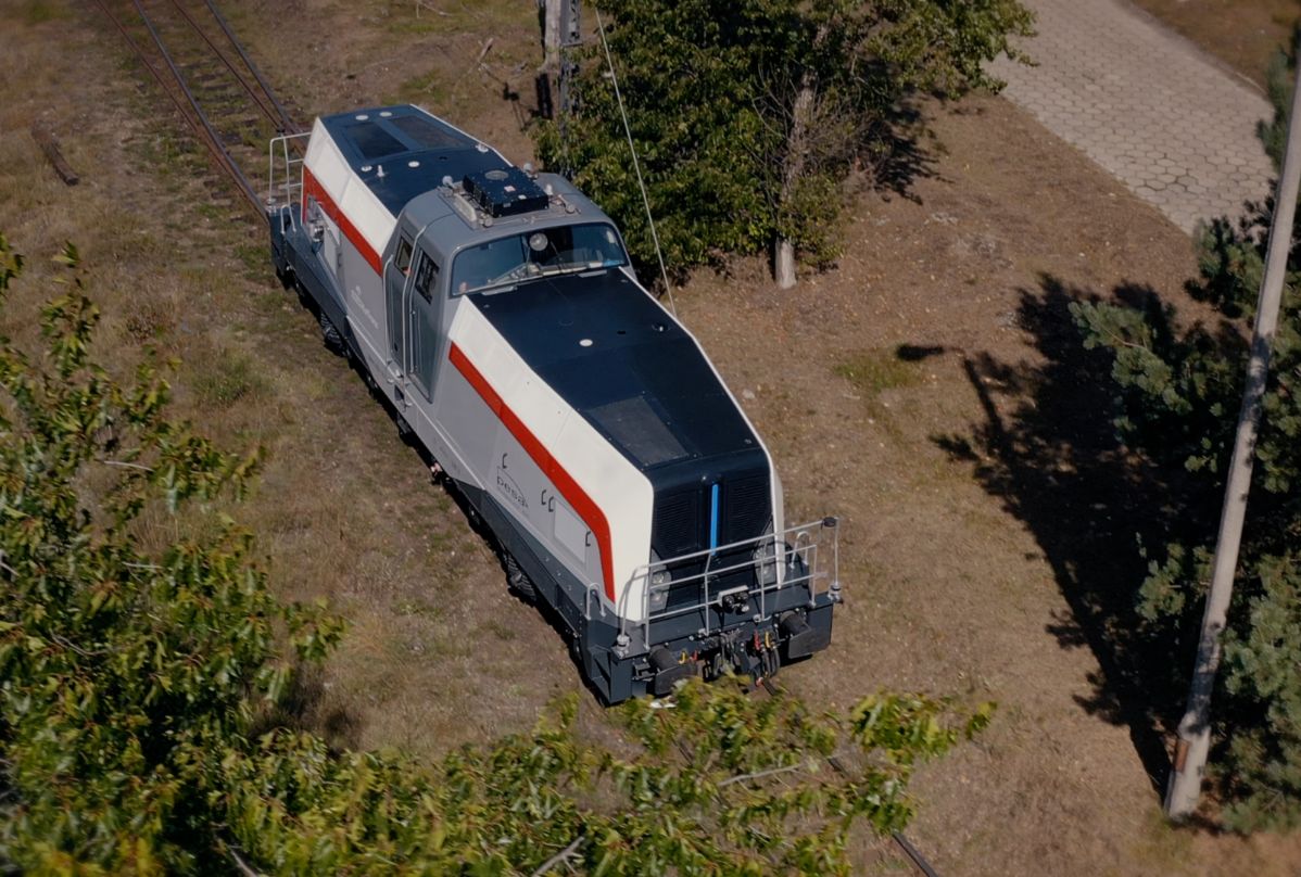 Lokomotywa SM42 6Dn jest manewrową lokomotywą 4-osiową z silnikami trakcyjnymi o mocy 4x180kW. Za wytwarzanie energii odpowiedzialne są dwa ogniwa wodorowe o mocy 85 kW, fot. PESA